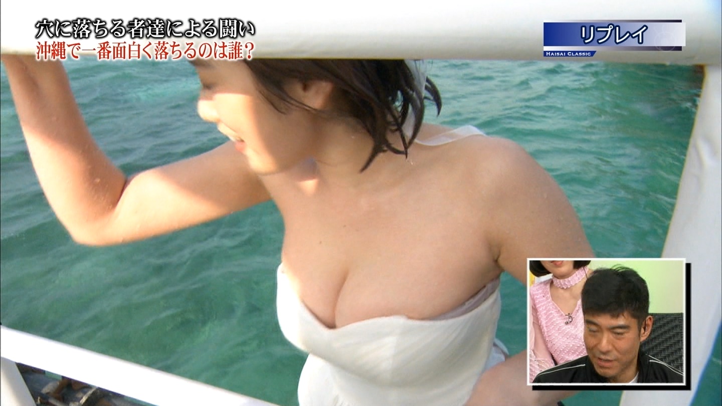 筧美和子のウェディングドレス姿の胸チラ谷間画像3