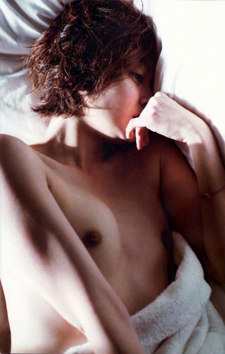 田畑智子の寝そべり乳首ヌード画像