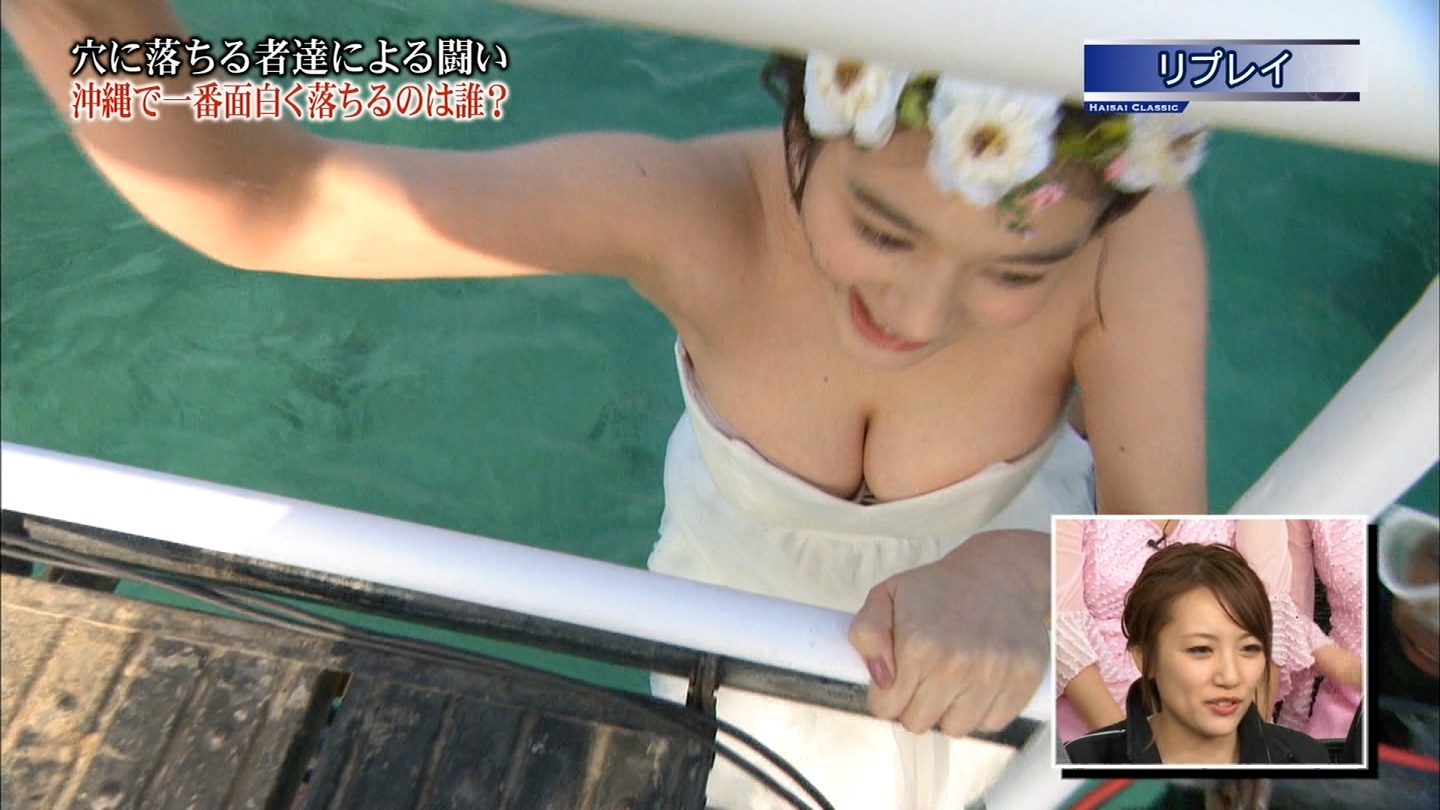 筧美和子のウェディングドレス姿の胸チラ谷間画像1